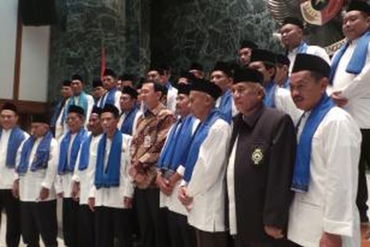 Gubernur DKI Jakarta Basuki Tjahaja Purnama melepas 30 marbut masjid berangkat umrah, di Balaikota, Selasa (16/12/2014).