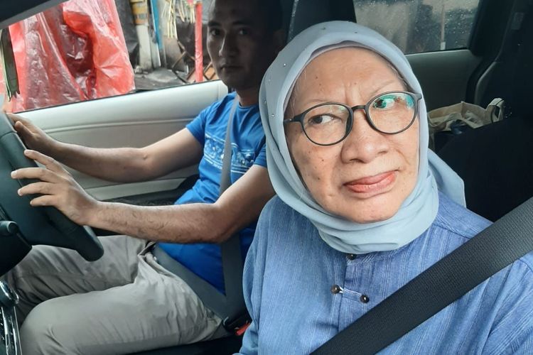 Para pecalang saat menghadang mobil yang dikendarai Ratna Sarumpaet yang melintas di Jalan Pantai Berawa, Desa Tandeg, Kecamatan Kuta Utara, Kabupaten Badung, Bali, saat perayaan Nyepi, Selasa (11/3/2024). /