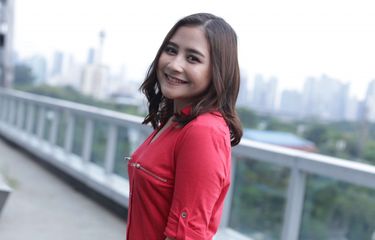 Artis peran Prilly Latuconsina berpose di sela-sela media visit promo film Matt &amp; Mou di Menara Kompas, Palmerah, Jakarta, Senin (14/01/2019). Film arahan sutradara Monty Tiwa tersebut akan tayang pada 24 Januari 2019 mendatang.
