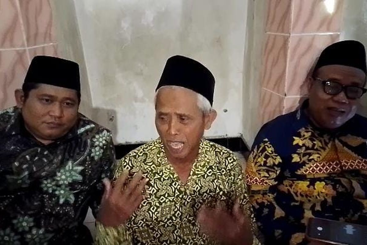 Ahmad Zuhdi (tengah), guru Madin yang didenda Rp 25 juta usia tampar murid, saat memberikan keterangan di Mushola lingkungan Madin Desa Jatirejo, Kecamatan Karanganyar, Kabupaten Demak, Jumat (18/7/2025).