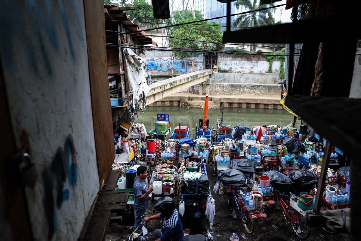 Aktivitas di kampung pedagang kopi keliling di Jalan Prapatan Baru, Senen, Jakarta Pusat, Rabu (16/10/2019). Mayoritas pedagang kopi keliling berasal dari Madura dan memiliki penghasilan rata-rata Rp 250.000 sehari.