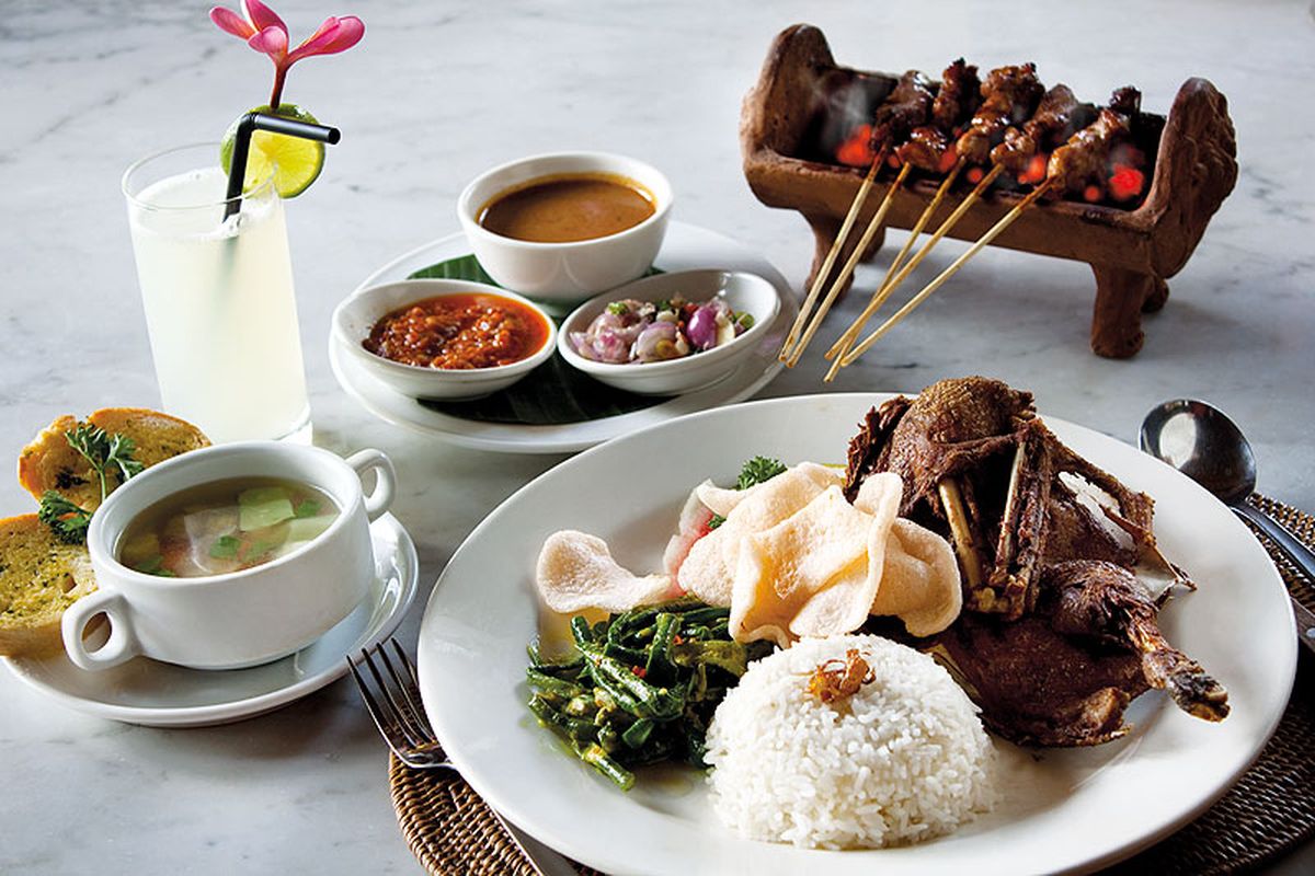 Beragam hidangan termasuk bebek krispi di Bebek Tepi Sawah, kuliner legendaris di Bali. 