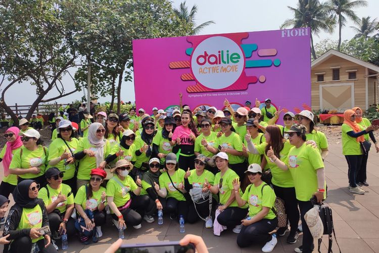 Dailie mengadakan kegiatan olahraga bertema ?Dailie Active Move? yang berlangsung di kawasan pantai Ancol, Minggu (8/10/2023).