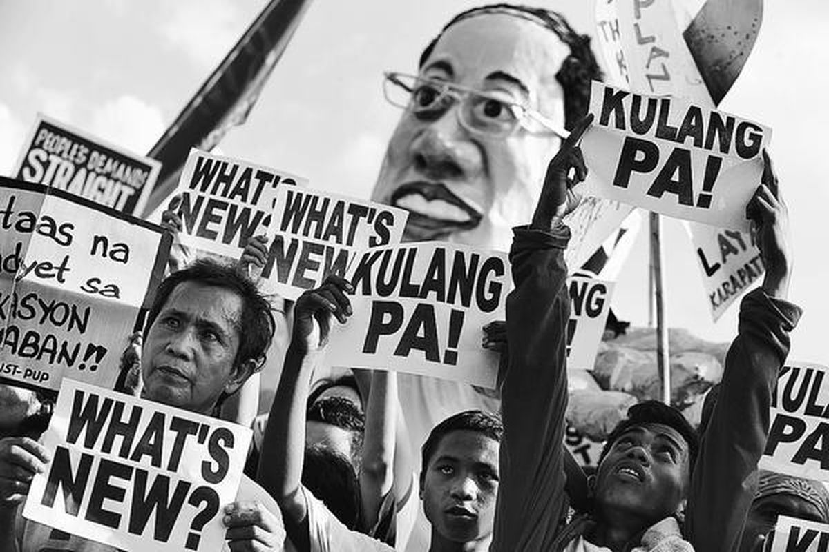 Para pengunjuk rasa mengangkat poster bertuliskan Apanya yang Baru setelah mendengarkan pidato kenegaraan pertama presiden baru Filipina, Benigno Aquino, di depan Gedung DPR Filipina di Manila, Senin (26/7). Mereka menuntut pemerintahan baru Aquino mengadili mantan Presiden Gloria Macapagal-Arroyo serta menghentikan pembunuhan ekstrayudisial.