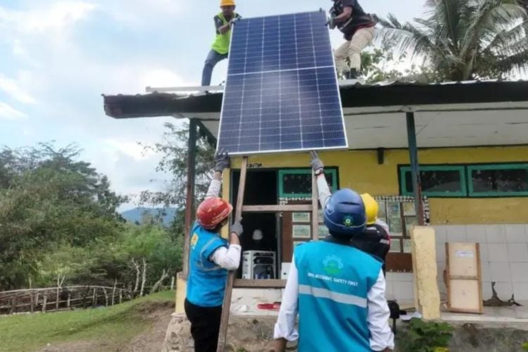 Tampak Sekolah di wilayah terpencil Kabupaten Sumbawa teraliri listrik dari Pembangkit Listrik Tenaga Surya (PLTS) melalui program SUPER SUN (Surya Power Solusi untuk Negeri).