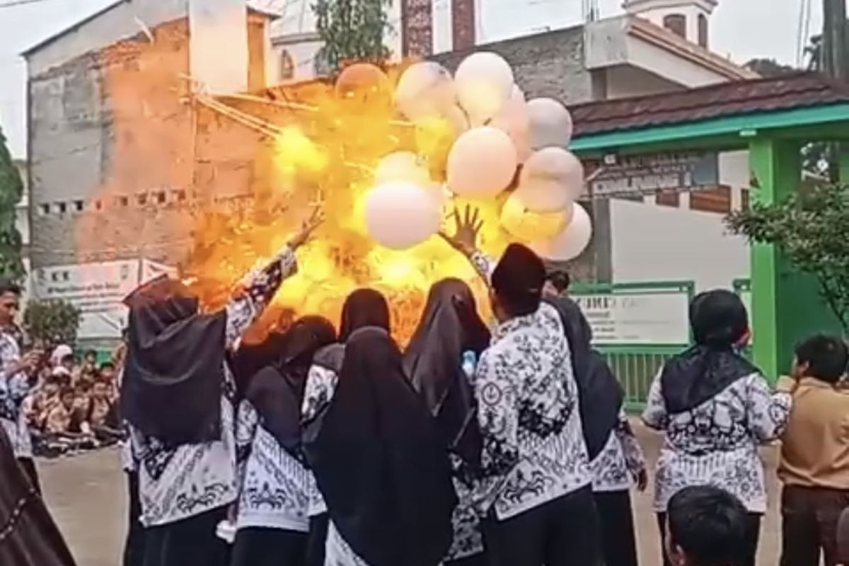 Sebanyak 10 guru sekolah dasar negeri (SDN) Cimuning 1, Kecamatan Mustika Jaya, Kota Bekasi, mengalami luka bakar akibat meledaknya balon gas saat perayaan Hari Guru Nasional, Sabtu (25/11/2023).