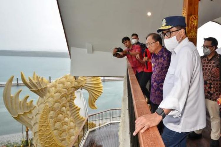 Menteri Perhubungan Budi Karya Sumadi saat meninjau pembangunan Pelabuhan Sanur di Bali