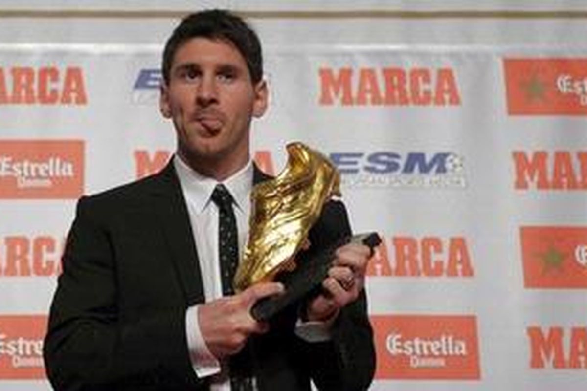 Bintang Barcelona, Lionel Messi, saat menerima Sepatu Emas sebagai pencetak gol terbanyak Eropa pada musim 2011/12, Senin (29/10/2012).