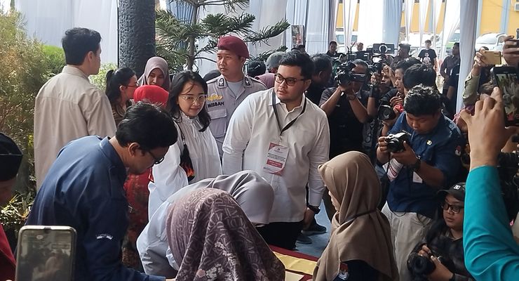 Petahana Mendaftar pada Hari Pertama Pendaftaran Pilkada Kediri 2024, Diantar Konvoi Besar ke KPU