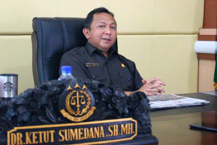 Mataram, Kompas.Com Kajari Mataram I Ketut Sumadana di Mataram, Selasa (13/11)