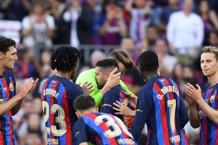 Bek Barcelona, Jordi Alba (tengah), meneteskan air mata saat berjalan meninggalkan lapangan pada laga lanjutan Liga Spanyol 2022-2023 kontra Mallorca. Laga Barcelona vs Mallorca digelar di Stadion Camp Nou pada Senin (29/5/2023) dini hari WIB.
