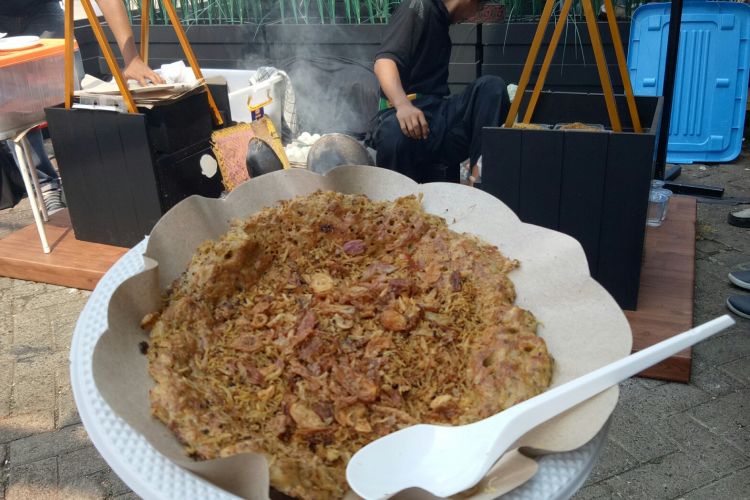 Seporsi kerak telor yang mengisahkan akulturasi budaya betawi pesisir dan pedalaman.