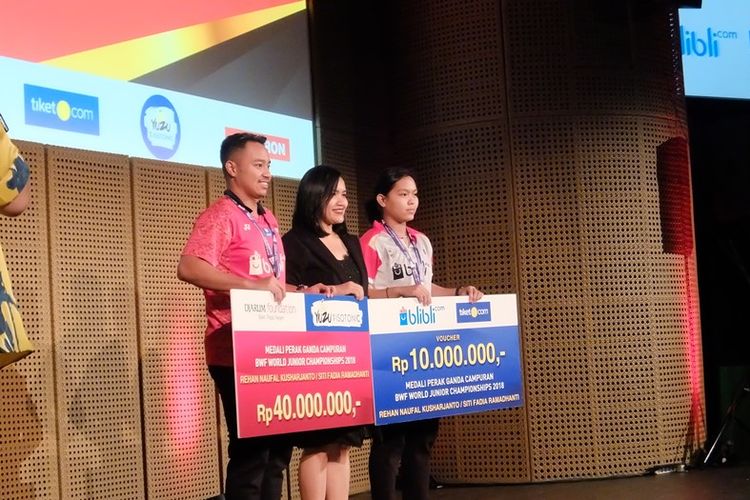 Rehan Naufal Kusharjanto dan Siti Fadia Silva Ramadhanti saat menerima bonus, Senin (26/11/2018).