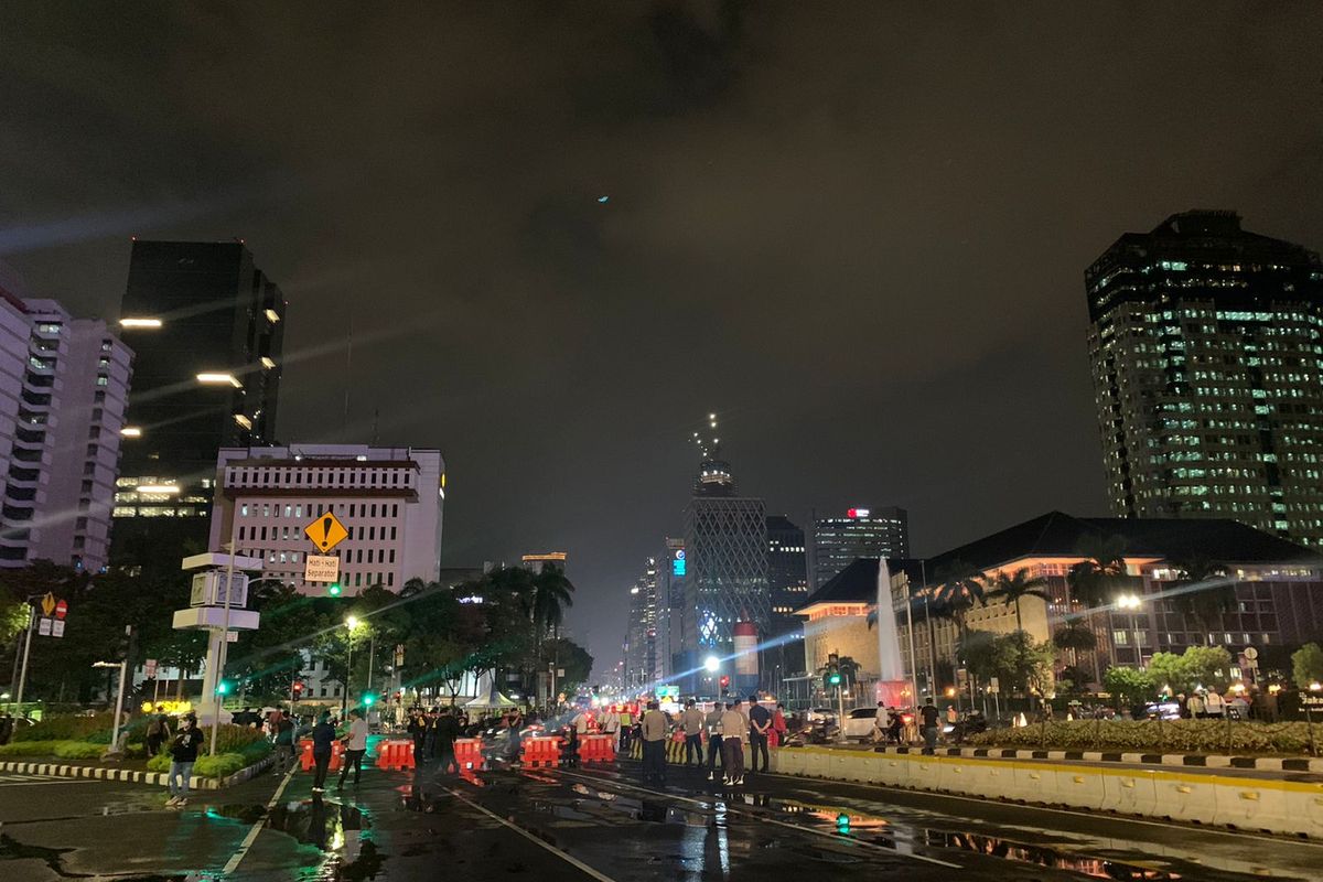 Peserta unjuk rasa dari GNPR meninggalkan kawasan Patung Kuda, Jakarta Pusat, setelah berunjuk rasa menolak kenaikan harga BBM, Jumat (23/9/2022).