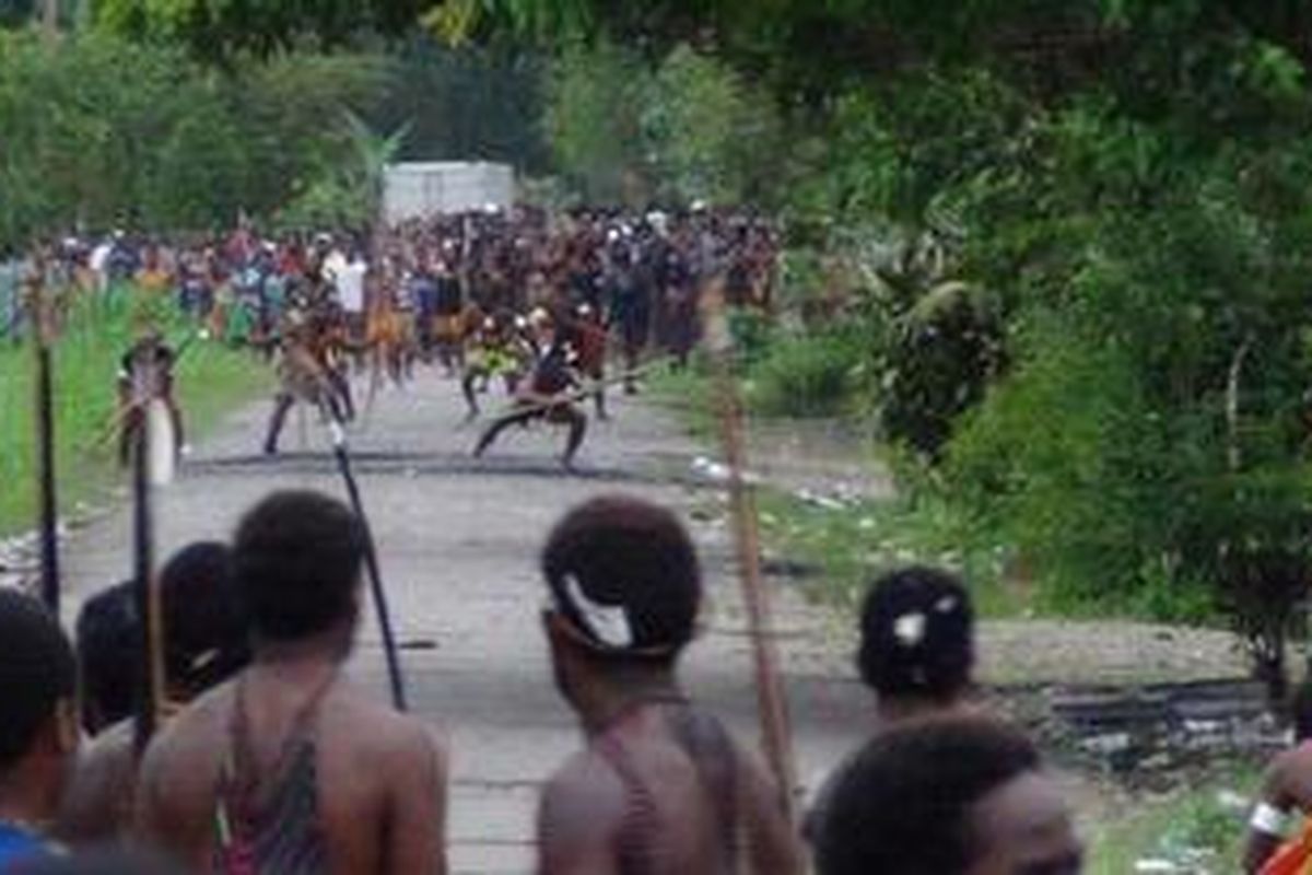 Ratusan warga dari Kampung Harapan dan Kampung Amole Distrik Kwamki Narama kemarin siang tadi sekitar pukul 13.45 waktu setempat, kembali saling serang. 