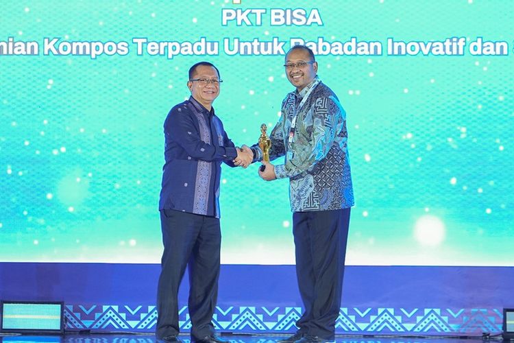 Direktur Manajemen Risiko Pupuk Kaltim Teguh Ismartono saat menerima penghargaan kategori Gold CSR & Pembangunan Desa Berkelanjutan (CSR PDB) Awards 2025 atas program PKT BISA di Magetan, Jawa Timur.