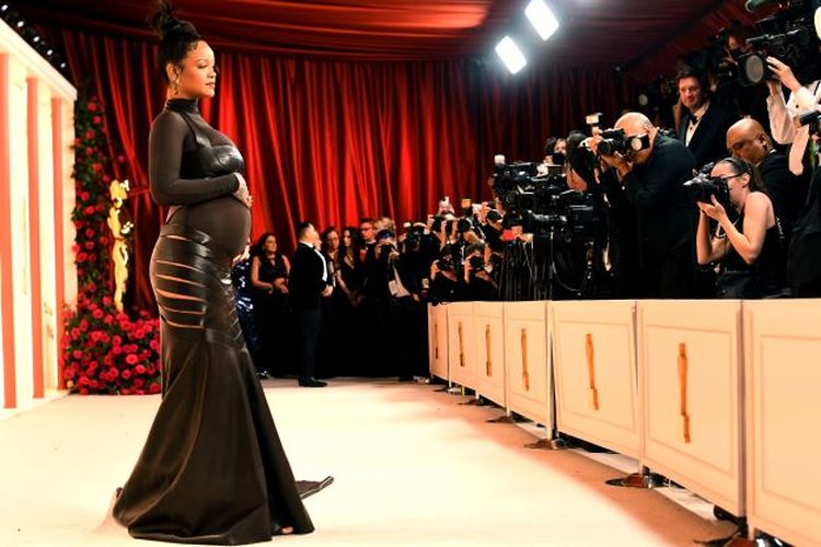 Rihanna menghadiri Oscar 2023 dalam balutan gaun yang memamerkan baby bump