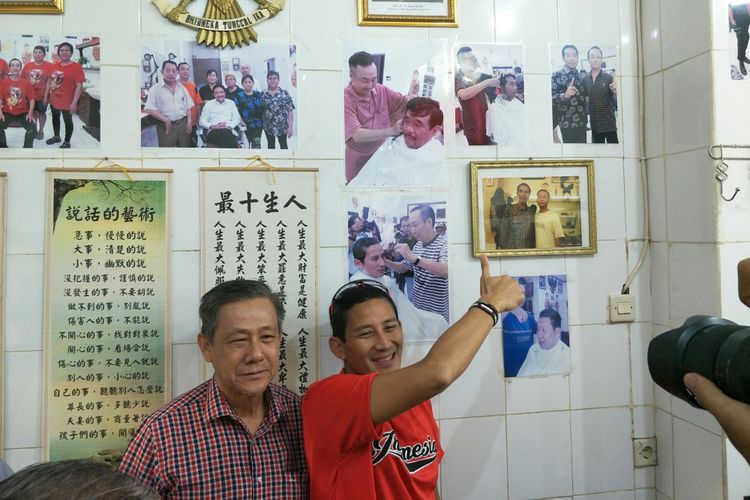 Sandiaga Uno bepose di samping foto Jokowi usai memangkas rambutnya di Pangkas Rambut Ko Tang