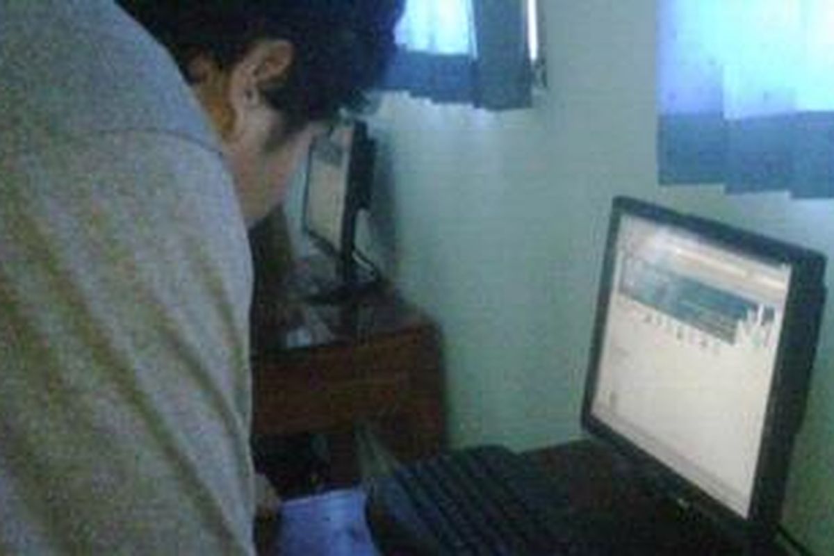 Sejumlah orangtua dan calon siswa SMA melihat hasil pendaftaran di SMA Negeri XII Jakarta Timur, Jumat (2/7/2010). Jaringan komputer online PPDB SMA/SMK di DKI Jakarta kembali ngadat. Data calon siswa kembali tidak bisa dientry, sehingga menumpuk. Banyak orangtua khawatir data anaknya tak berhasil dientry sehingga tak mendapat sekolah yang diinginkan. 