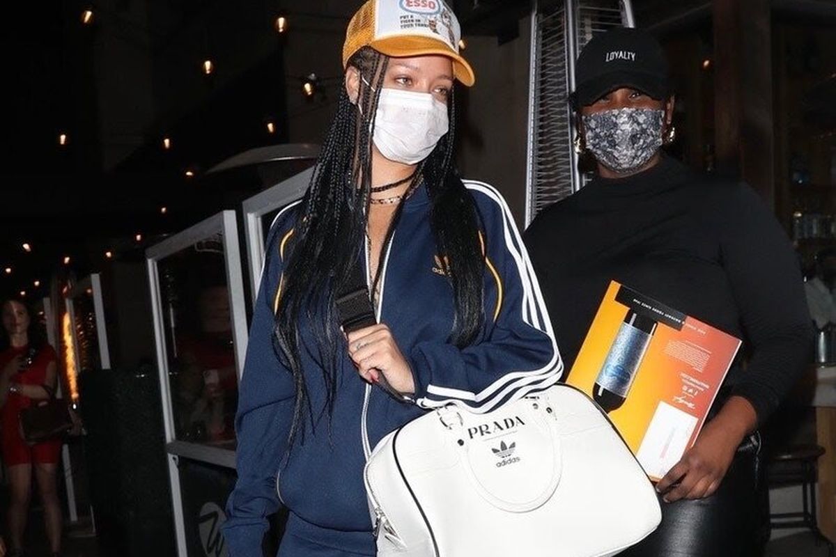 Rihanna tampi santai dengan memakai bowling bag yang langka. Sumber: Vogue