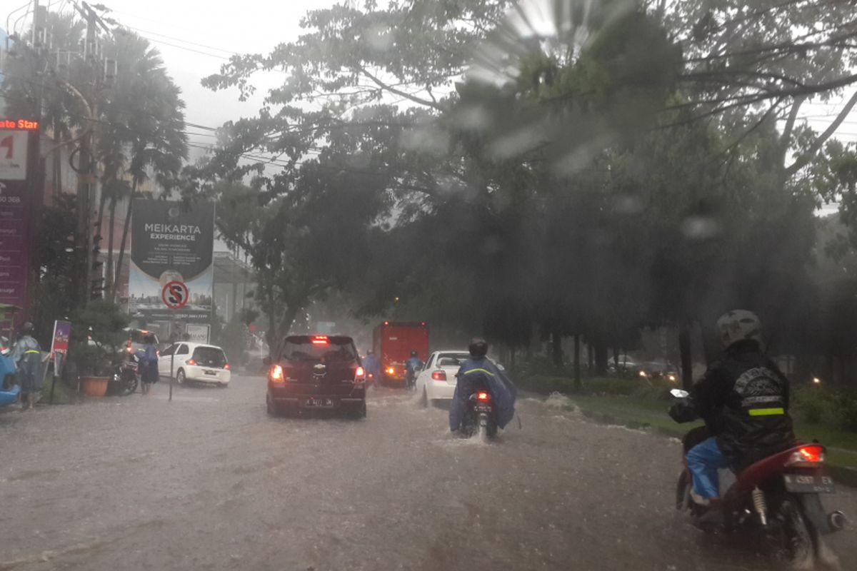 Kondisi genangan air di Jalan Veteran, Kota Malang saat hujan deras, Jumat (15/12/2017).