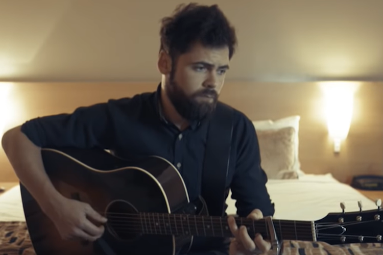 Passenger dalam video klip lagu Let Me Dream a While