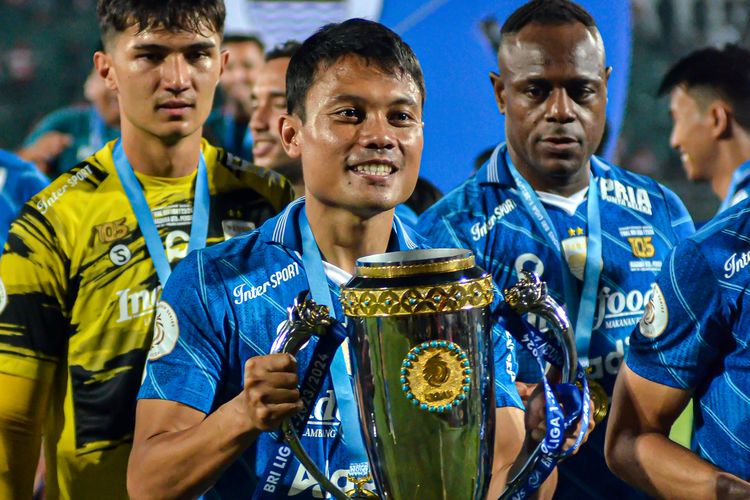 Dedi Kusnandar mewujudkan mimpi membawa Persib Juara Liga 1 2023-2024. Di final Championship Series, Persib menaklukkan Madura United dengan skor agregat 6-1, Jumat (31/5/2024) di Stadion Gelora Bangkalan. 
