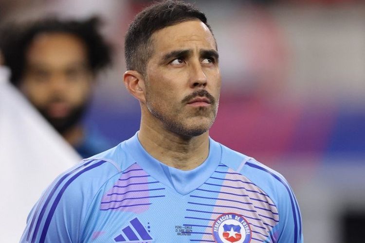 Kiper Chile, Claudio Bravo, menciptakan rekor ketika turun mengawal gawang negaranya pada laga menghadapi Peru di Grup A Copa America 2024 di Arlington, Texas, tersebut.