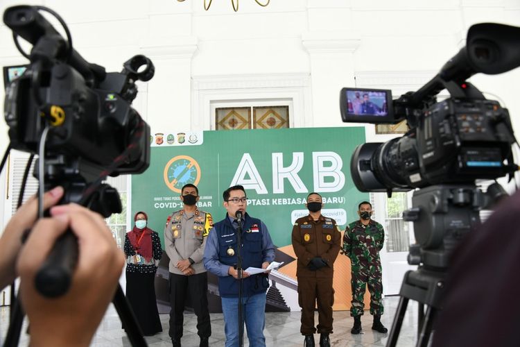 Gubernur Jawa Barat Ridwan Kamil menghadiri konferensi pers di Gedung Pakuan, Kota Bandung, Jumat (3/7/2020).