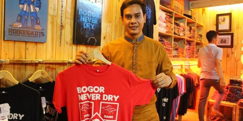 Kaos Unchal Bogor, salah satu oleh-oleh di bidang fesyen yang kini mulai tersohor. Luthfi sang owner memperlihatkan desain kaos favorit pelanggannya, Jumat (27/5/2016).