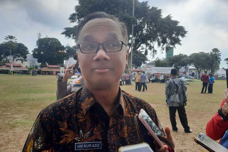 Wali Kota Magelang Muchamad Nur Aziz ditemui usia memimpin apel Gerakan Pembagian 10 Juta Bendera Merah Putih di Alun-alun Kota Magelang, Jawa Tengah, Rabu (10/8/2022).