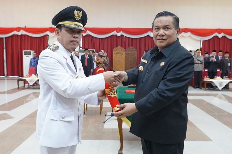 Pj Gubernur Riau SF Hariyanto melantik Erisman Yahya sebagai Pj Bupati Kabupaten Indragiri Hilir di Gedung Balai Serindit, Kota Pekanbaru, Riau, Sabtu (10/8/2024).