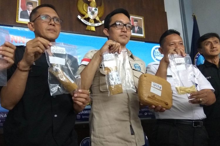 Pimpinan BNNK Ciamis menunjukan barang bukti narkoba yang disita dari ibu rumah asal Tasikmalaya saat jumpa pers di kantor BNNK, Rabu sore (20/11/2019).