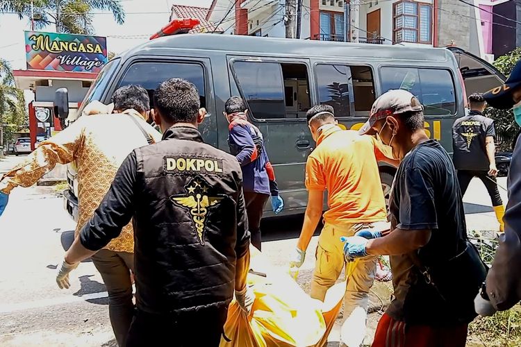 Warga dan personel Dokpol Biddokkes Polda Sulsel melakukan evakuasi jasad wanita berinisial BN (46) yang ditemukan di kediamannya di di Komplek Perumahan P&K, Kecamatan Rappocini, Kota Makassar, Sulawesi Selatan (Sulsel). Senin (19/2/2024) siang.