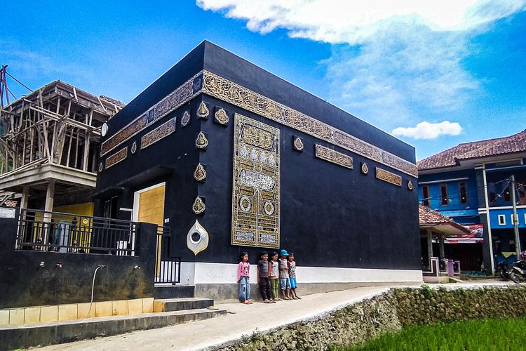 Masjid mirip Kabah di Kampung Cikoneng, Desa Mukapayung, Kecamatan Cililin, Kabupaten Bandung Barat.