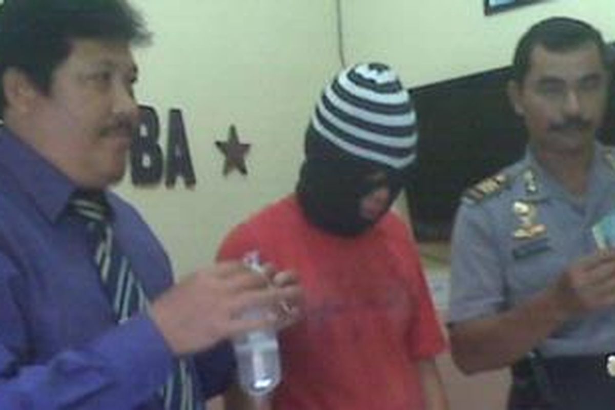 Ak (38) warga Mranggen, Demak yang ditangkap karena menggunakan sabu, Senin (25/2/2013).