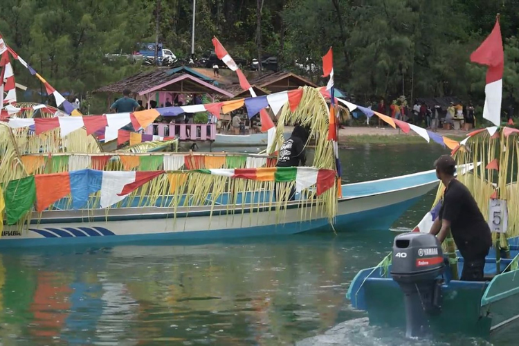 Antusiasme warga dalam Acara Puncak HUT Pulau Taliabu di Alun-alun Bobong.