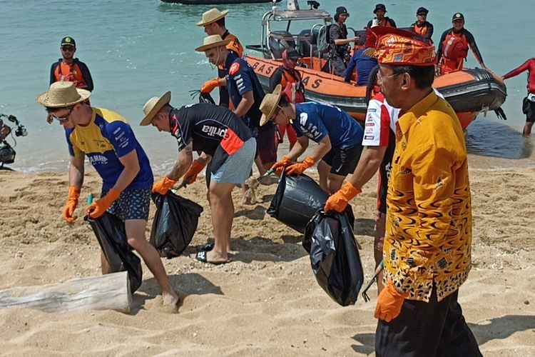 Momen para pebalap MotoGP tanam terumbu karang dan bersih pantai di Pantai Kuta Mandalika, Kamis (12/10/2023).