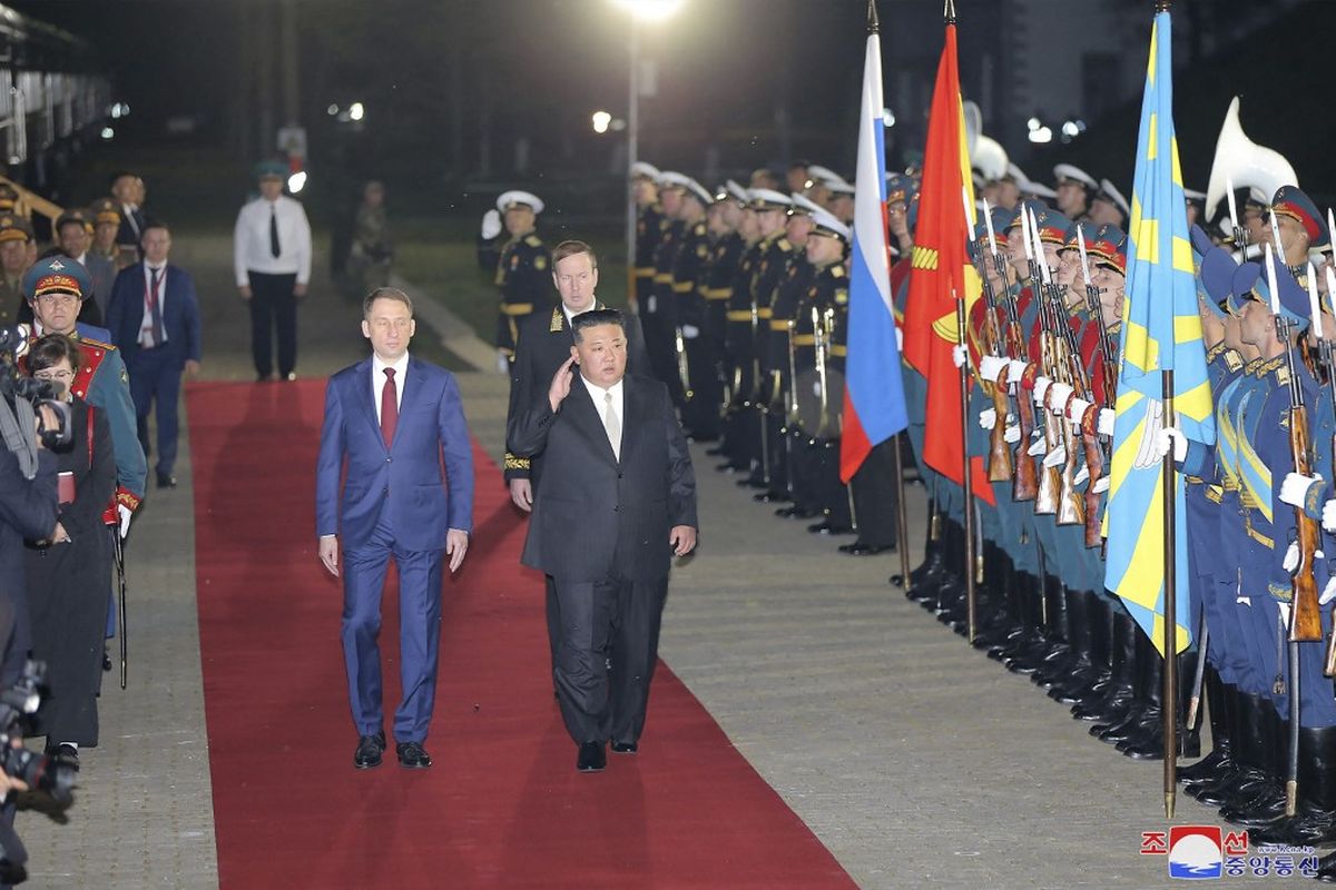 Foto yang diambil pada 12 September 2023 dan dirilis oleh Kantor Berita Pusat Korea Utara (KCNA) pada 13 September ini menunjukkan pemimpin Korea Utara Kim Jong Un (kanan) bersama Alexander Kozlov, Menteri Sumber Daya Alam dan Ekologi Rusia, memeriksa pasukan kehormatan Rusia di Stasiun Kereta Api Khasan di Khasan, Rusia. Pemimpin Korea Utara Kim Jong Un tiba di Rusia pada 12 September 2023 menjelang pertemuan dengan Presiden Vladimir Putin yang diperingatkan oleh Amerika Serikat akan menghasilkan kesepakatan senjata untuk mendukung serangan Moskow terhadap Ukraina. (