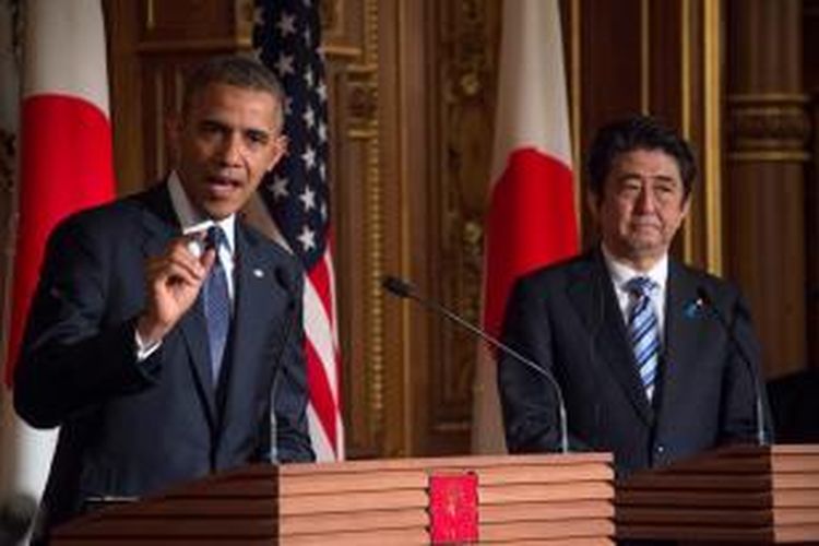 Presiden AS Barack Obama dan PM Jepang Shinzo Abe menggelar jumpa pers usai melakukan pembicaraan di Tokyo, Kamis (24/4/2014).