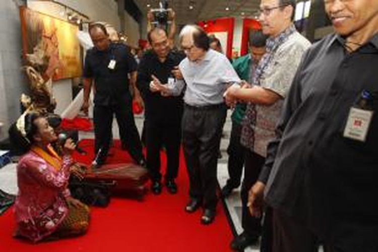 Presiden Komisaris Kompas Gramedia Jakob Oetama, hadir dalam pameran seni rupa Mediart di lobi Gedung Kompas Gramedia, Palmerah Selatan, Jakarta, Senin (28/9/2015).