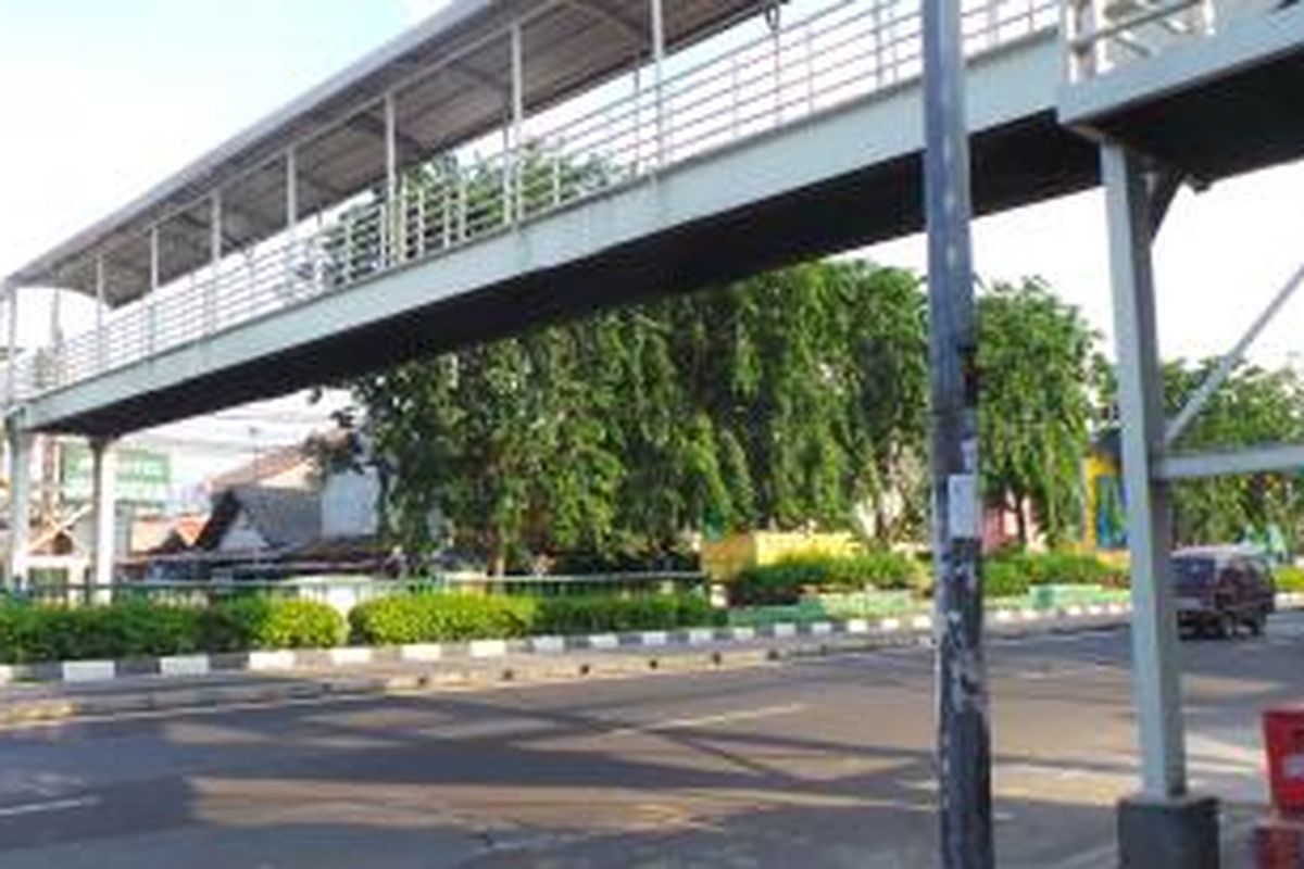 Jembatan penyeberangan orang (JPO) di Jalan Otista Raya, Jatinegara, Jakarta Timur. Tepat di bawah JPO ini kerap dijadikan penyeberanga sembarang oleh warga. Senin (15/12/2014).