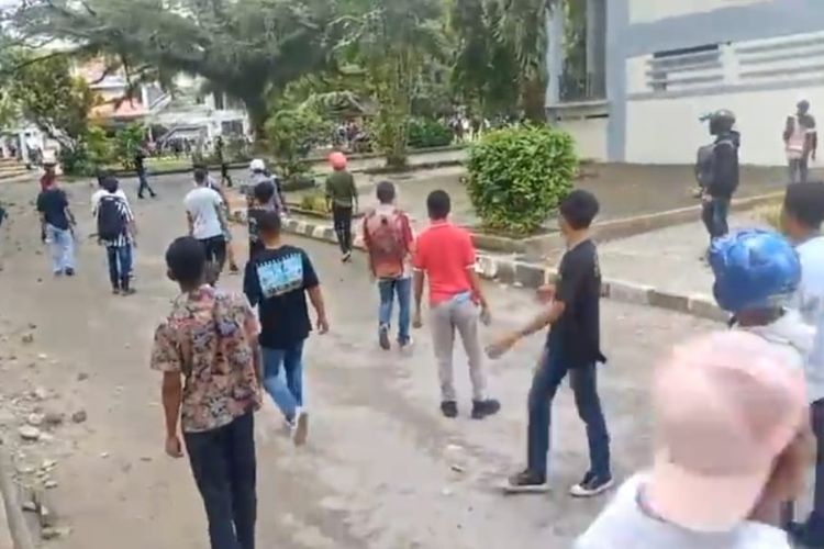 Tawuran antara mahasiswa fakultas keguruan dan ilmu pendidikan (FKIP) dan mahasiswa fakultas Teknik pecah di kampus Universitas Pattimura Ambon, Kamis (16/6/2022)