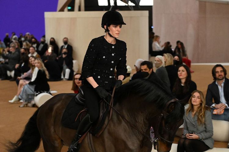 Charlotte Casiraghi rides a horse at the start of the Spring-Summer 2022 Chanel Haute Couture collection fashion show in Paris on January 25, 2022.
GEOFFROY VAN DER HASSELT / AFP