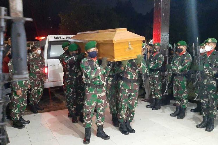 Jenazah personel TNI yang gugur di Oos Koramil Persiapan Kisor, Distrik Maybrat Selatan, Kabupaten Maybrat, tiba di Makorem 181/PVT, Sorong, Papua Barat, Kamis (2/9/2021)