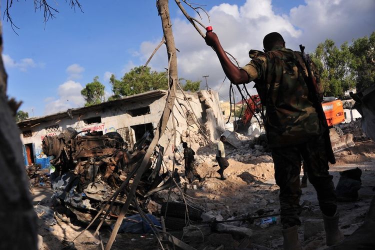 Tentara Somalia berjaga di sekitar lokasi ledakan bom mobil yang terjadi pada Oktober 2017 lalu. Ledakan bom mobil kembali terjadi di ibu kota pada Kamis (22/3/2018) menewaskan setidaknya 14 orang.