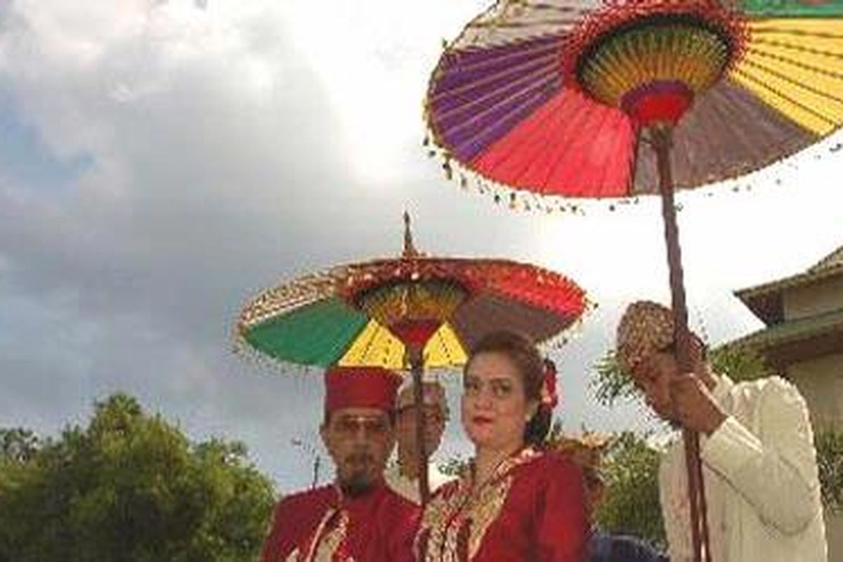 Kirab Sultan Ternate Sultan Jo Ou Kolano Mudaffar Sjah dan Permaisuri Kolano Ternate Boki Nitabudhi Susanti dari Keraton Kesultanan Ternate menuju Lapangan Ngara Lamo, Ternate, pada pembukaan Legu Gam Moloku Kie Raha 2008.