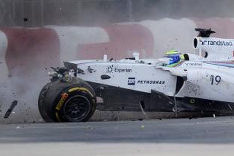 Pebalap Williams asal Brasil , Felipe Massa, menabrak pembatas Sirkuit Gilles Villeneuve setelah bersenggolan dengan pebalap Force India, Sergio Perez, pada GP Kanada, Minggu (8/6/2014).