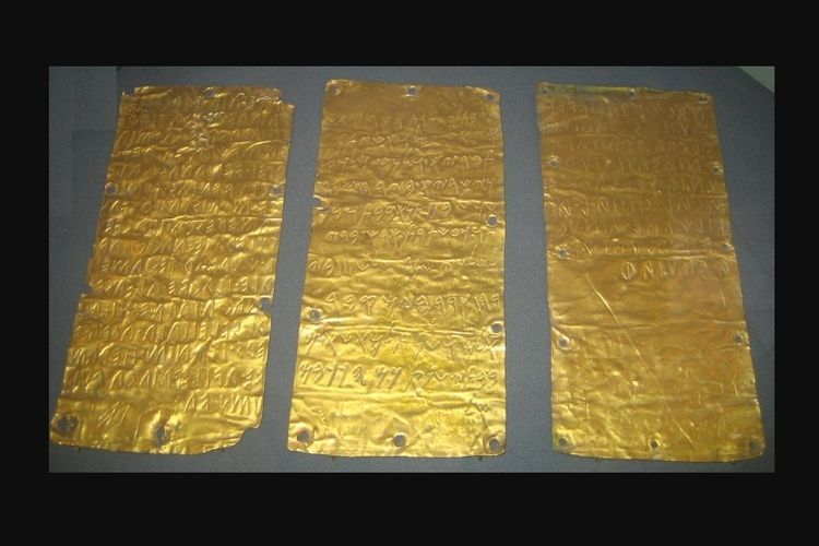 Pyrgi Gold Tablets, salah satu buku tertua di dunia.