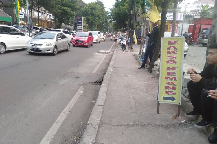 Kondisi Trotoar Kawasan Kemang Jakarta Selatan, Selasa (9/4/2019)